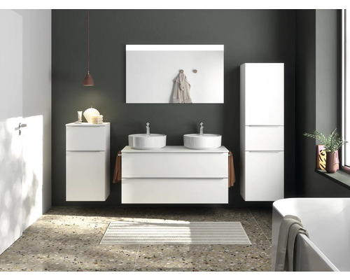 Salle de bains avec lavabo, miroir, meuble sous-vasque et armoire haute en blanc