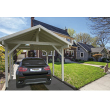 Carport aus Holz mit geparktem Auto im Hintergrund