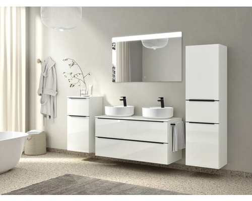 Salle de bain lumineuse avec meuble-lavabo, miroir, lavabo et armoire de salle de bain pour une ambiance moderne.