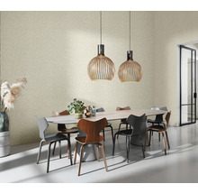 Salle à manger avec table, chaises et suspensions