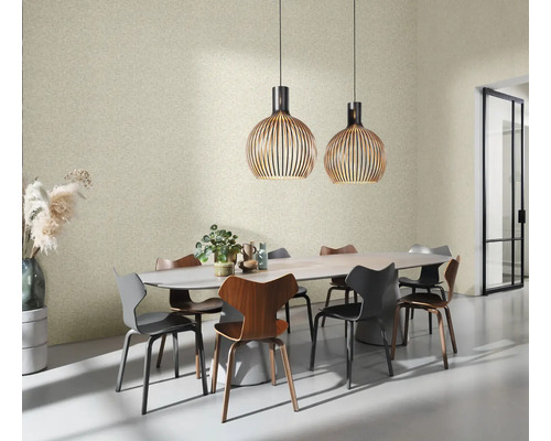 Esszimmer mit Esstisch, Stühlen und Pendelleuchten