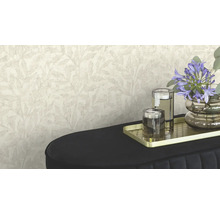 Scène avec papier peint à motifs, décoration et meuble