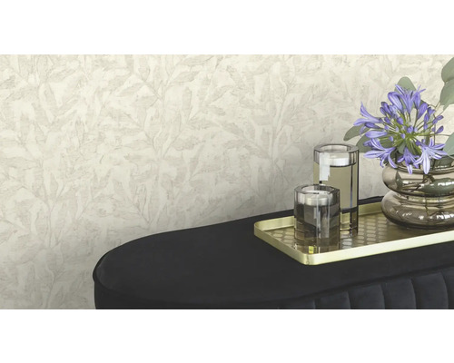 Szene mit gemusterter Tapete, Dekoration und Möbelstück