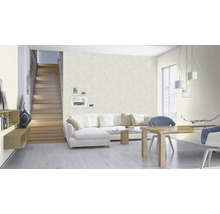 Salon avec escalier, canapé et table à manger dans un design clair et convivial.
