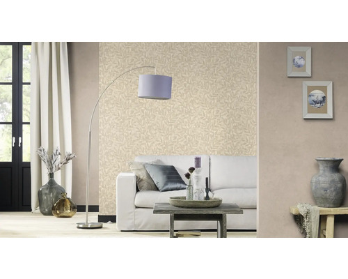 Salon avec papier peint à motifs de feuilles, lampadaire arqué et meubles blancs pour une ambiance lumineuse