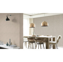 Esszimmer mit Esstisch, Stühlen, Pendelleuchten und floral gemusterter Tapete.
