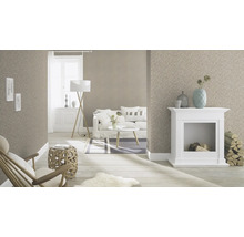 Wohnzimmer mit Tapete, Sofa, Kamin und Dekorationen für eine gemütliche Atmosphäre