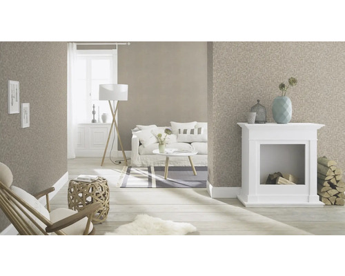 Wohnzimmer mit Tapete, Sofa, Kamin und Dekorationen für eine gemütliche Atmosphäre