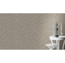 Beige Tapete mit Blattmuster neben Tisch mit Dekoration