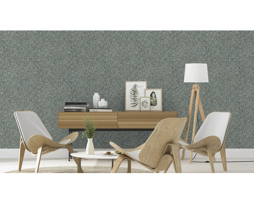 Salon avec papier peint à motifs, meubles en bois et décorations