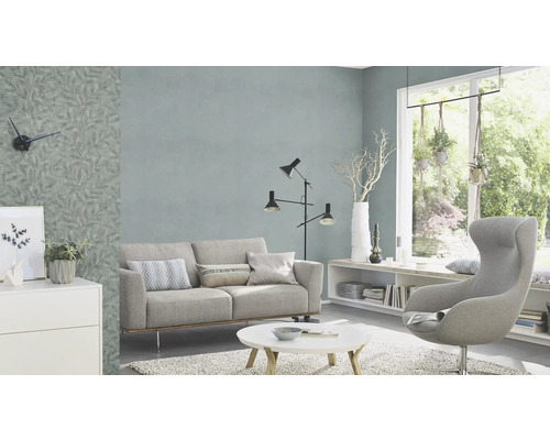 Salon avec canapé, fauteuil, lampadaire et papier peint