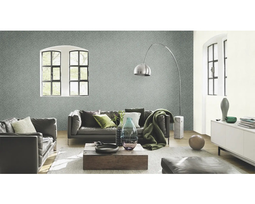 Salon avec papier peint, canapé en cuir, table en bois et lumière du jour