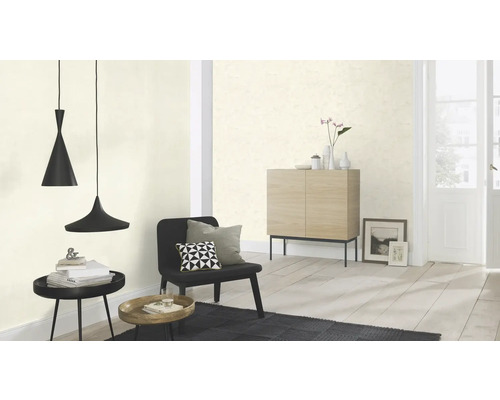 Wohnraumgestaltung mit Tapete, Möbeln und Beleuchtung für ein helles Ambiente