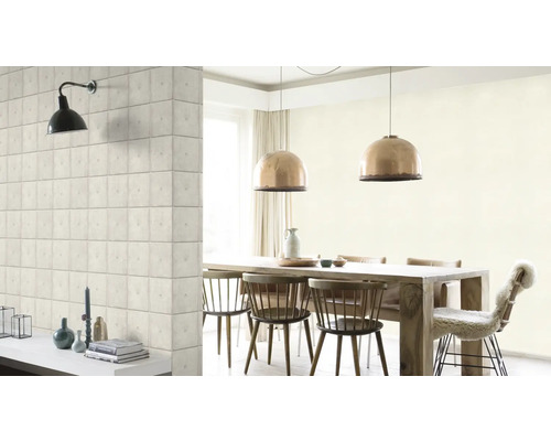 Helles Esszimmer mit Holztisch, Stühlen, Pendelleuchten und einer Wand mit Steinoptik Tapete.