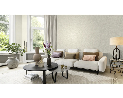 Wohnzimmer mit Sofa, Couchtisch und Tapete mit Blattmuster