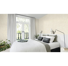 Schlafzimmer mit Bett, Vorhängen und strukturierten Tapeten