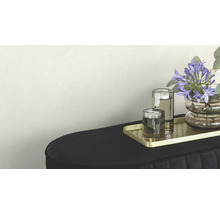 Arrangement décoratif avec fleurs, bougeoirs chauffe-plat et plateau sur un banc