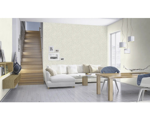 Wohnzimmer mit Treppe, Sofa, Esstisch und gemusterter Tapete