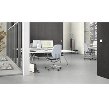 Espace de bureau avec bureaux, chaises de bureau et ordinateurs