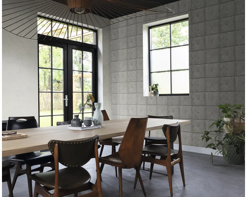 Esszimmer mit Esstisch, Stühlen, Fenster und Wand mit Betonblock-Optik
