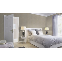 Schlafzimmer mit Bett, Nachttisch, Lampe, Vorhängen und offener Tür