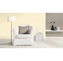 Wohnzimmer mit Sessel, Stehlampe und Wandregal