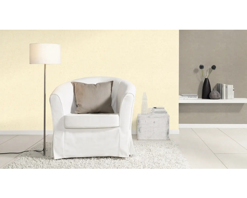 Salon avec fauteuil, lampadaire et étagère murale