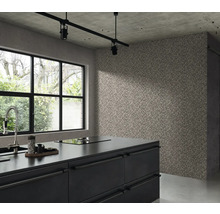Moderne Küche mit floral gemusterter Tapete und Kücheninsel