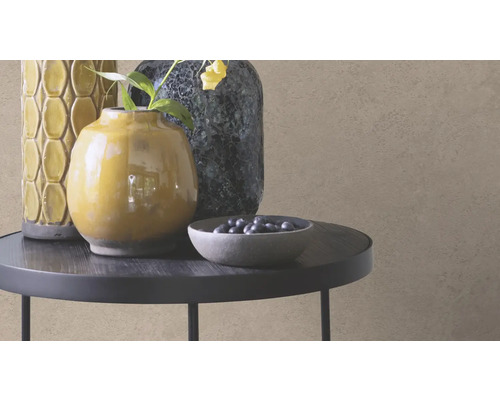 Dekorative Vasen und eine Schale mit Inhalt auf einem Beistelltisch