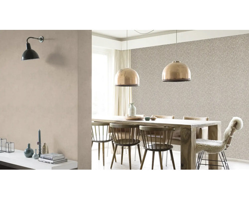 Esszimmer mit Esstisch, Stühlen und floral gemusterter Tapete