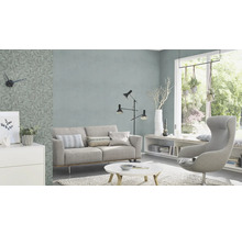 Wohnzimmer mit Sofa, Sessel, Stehlampe und gemusterter Tapete