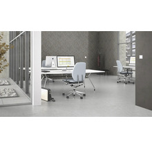 Büroarbeitsplatz mit Schreibtischen und Bürostühlen in modernem Design.