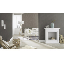 Wohnzimmer mit Couch, Kamin und gemusterter Tapete