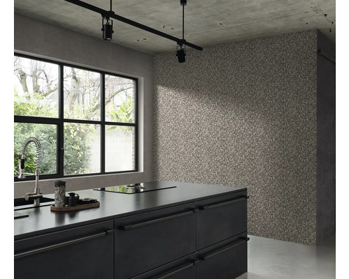 Helle, moderne Küche mit einer Wandtapete mit Blattmuster