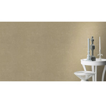 Décoration murale avec des éléments décoratifs sur des tables d''appoint