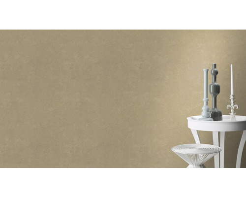 Décoration murale avec des éléments décoratifs sur des tables d''appoint