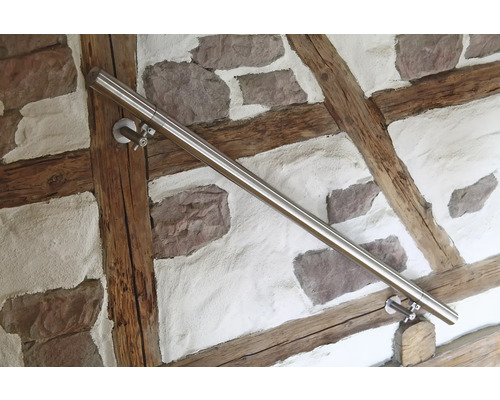 Edelstahl-Handlauf an einer Wand mit Fachwerk