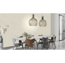 Salle à manger lumineuse avec table à manger, chaises et suspensions