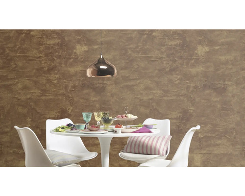 Esszimmer mit Esstisch, Stühlen und dekorativer Wandgestaltung