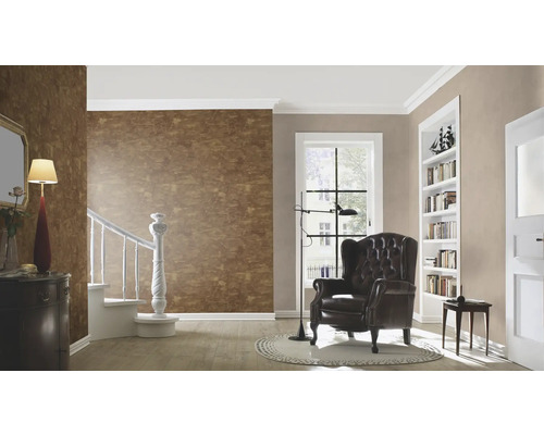 Wohnraum mit brauner Tapete, Sessel und Treppe