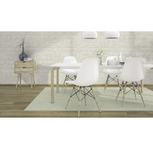 Salle à manger lumineuse avec table, chaises, buffet et tapis