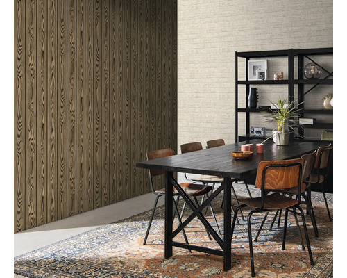 Esszimmer mit Esstisch, Stühlen, Regal und Wandtapete in Holzoptik