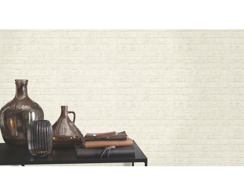 Dekoratives Wandpaneel mit Vasen und Büchern auf einem Tisch