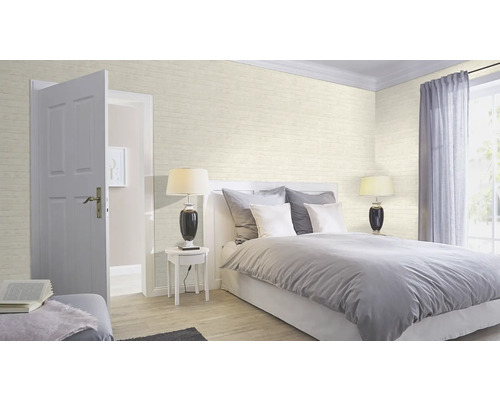 Helles Schlafzimmer mit Bett, Nachttisch, Lampe und Tapete im Backsteindesign