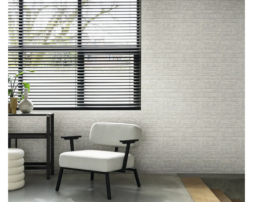 Intérieur avec fenêtre, stores, fauteuil et mur à motif de briques