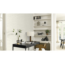 Bureau lumineux avec un bureau, une étagère et un revêtement mural décoratif aspect bois.