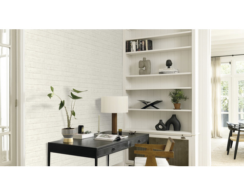 Bureau lumineux avec un bureau, une étagère et un revêtement mural décoratif aspect bois.