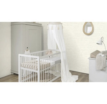 Chambre d''enfant lumineuse avec lit à barreaux, armoire et commode à langer