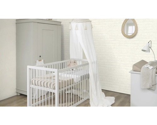 Chambre d''enfant lumineuse avec lit à barreaux, armoire et commode à langer