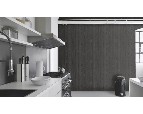 Moderne Küche mit Dunstabzugshaube, Kochfeld und Wandpaneelen in Holzoptik